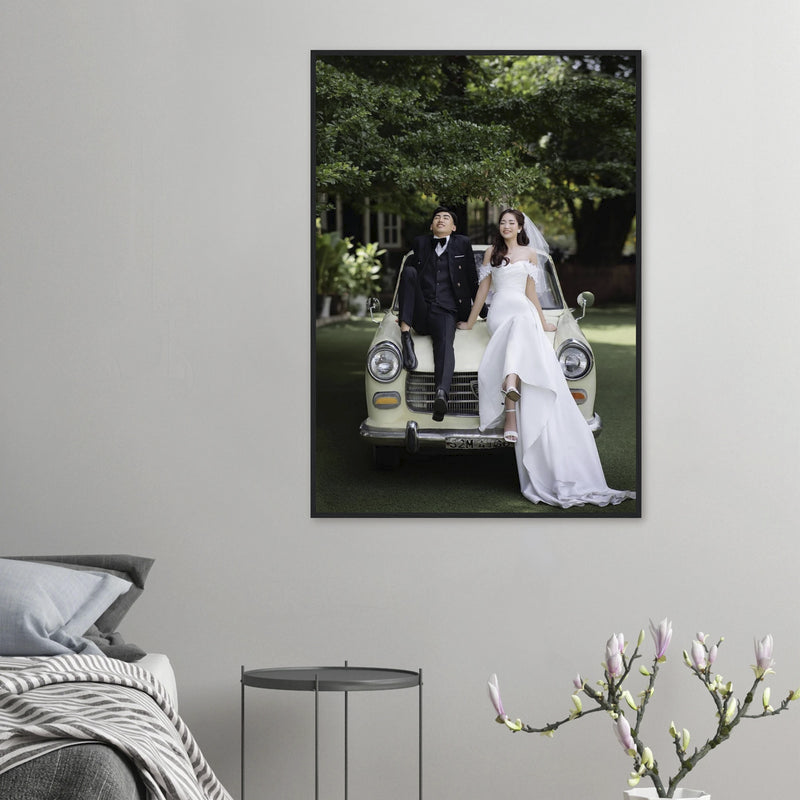 Vorher-Nachher-Vergleich: Original Hochzeitsfoto als Anime-Poster im Ghibli-Stil – perfektes, personalisiertes Wandbild.