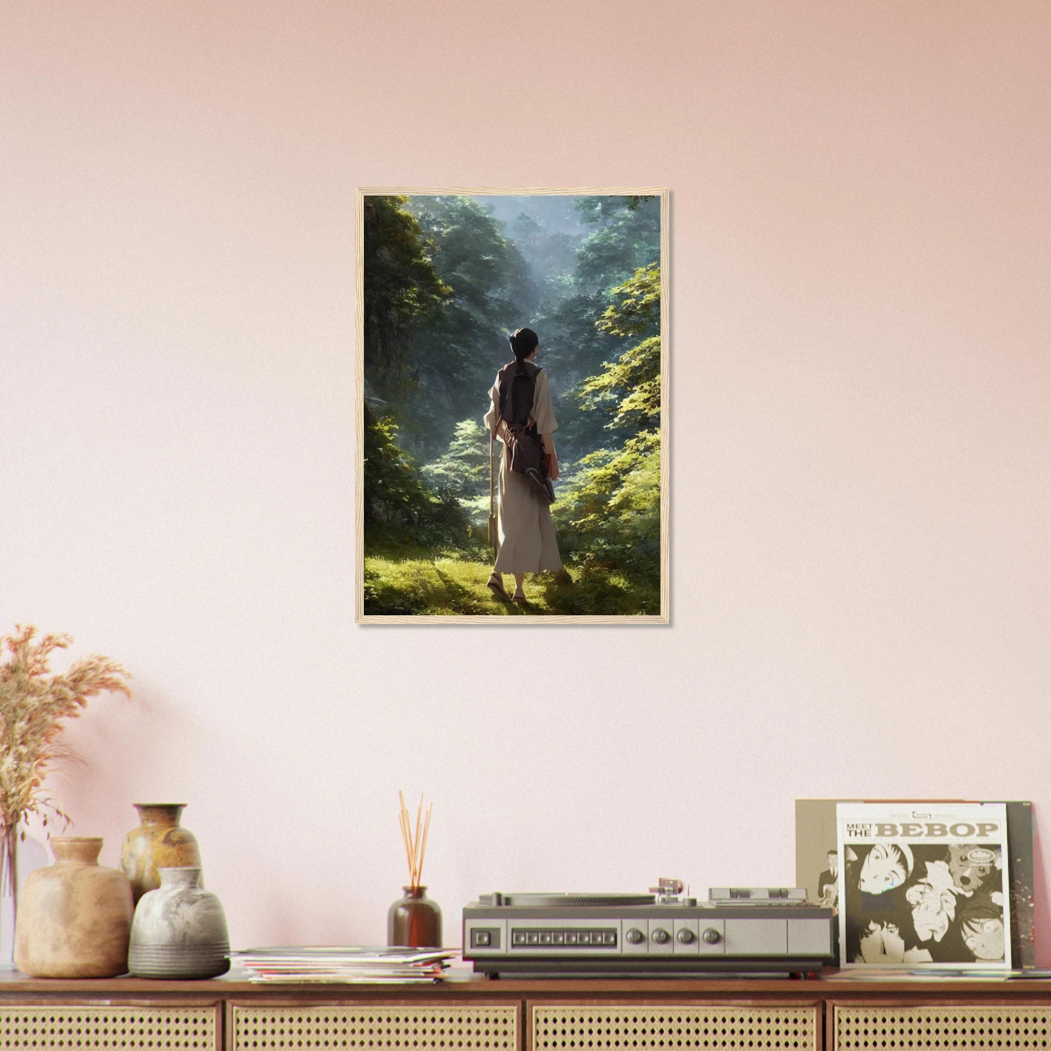 Anime-Wanderer Poster über Sideboard mit Schallplatten und Retro-Dekoration im Wohnzimmer